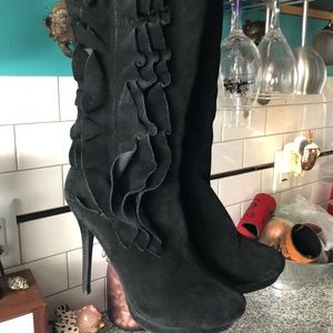 Skinny heal black boot with ruffle detail
